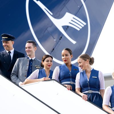 Für das Kabinenpersonal der Lufthansa gilt ab Mai 2024 ein neuer Tarifvertrag.