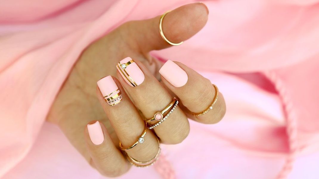 Edle Maniküre: Pearl Nails sind angesagter denn je – zum Hingucker werden deine Nägel mit eckiger Nagelform.
