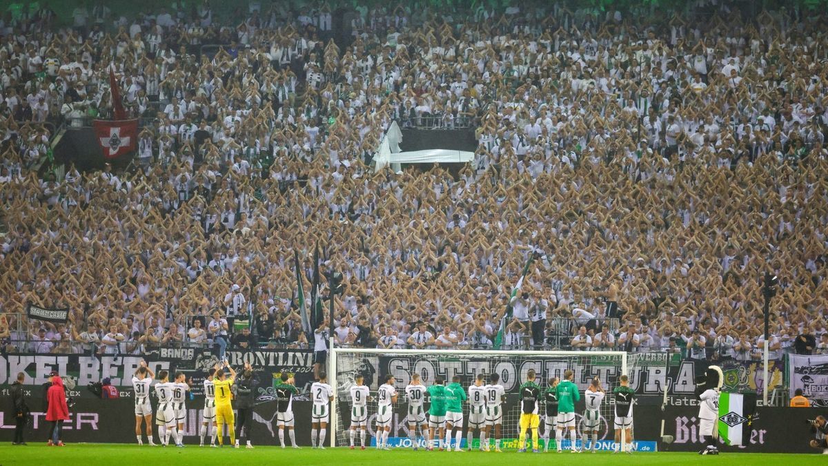 Das Team von Borussia Mönchengladbach bei seinen Fans