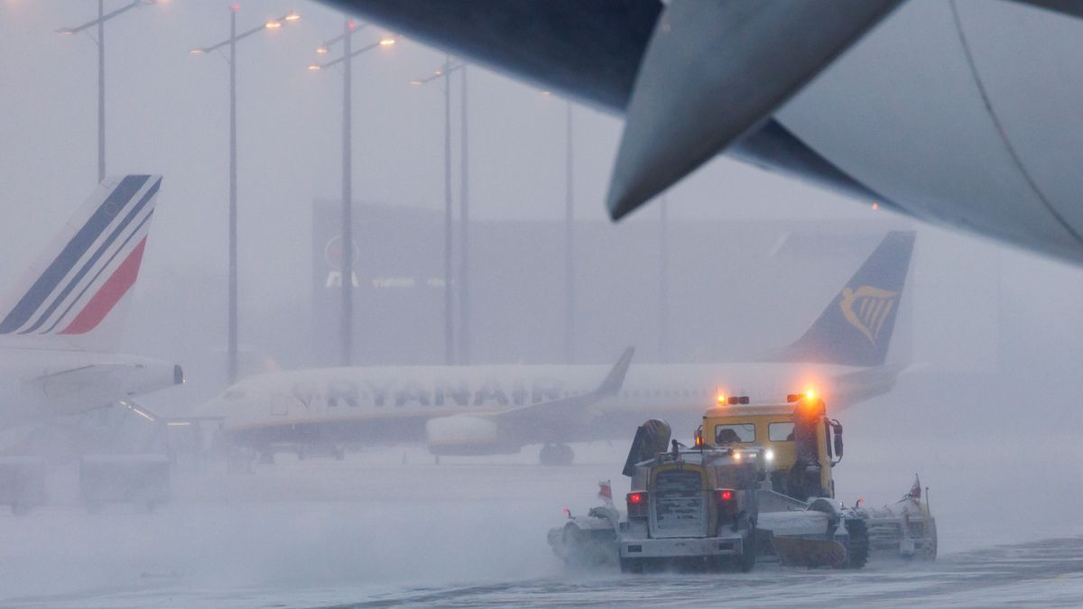 Passagier:innen haben ein Recht auf Erstattung oder Ersatzbeförderung, wenn ein Flug aufgrund von starkem Winterwetter ausfällt. 