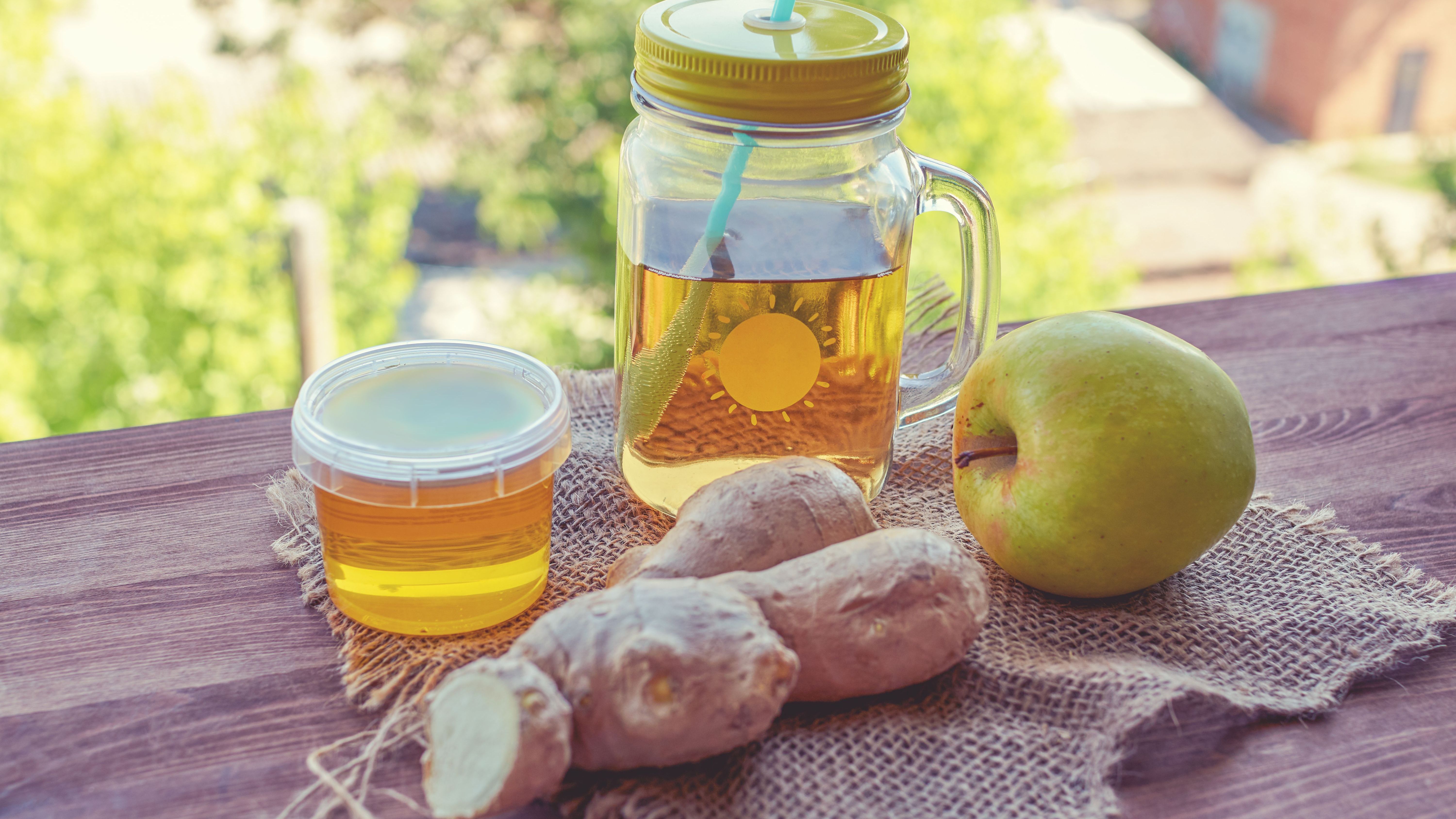 Die Zutaten für einen Switchel hast du wahrscheinlich bereits in deiner Küche: Apfelessig, Ingwer, Zitrone und Honig.