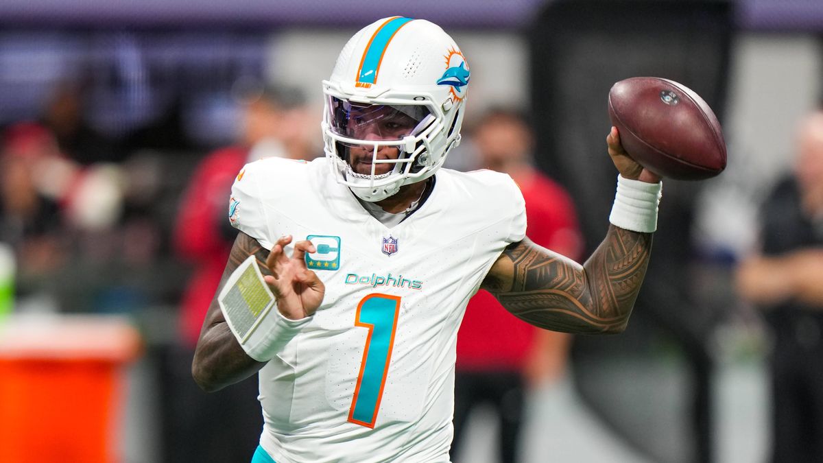 October 26, 2025, Atlanta, Georgia, USA: Miami Dolphins quarterback Tua Tagovailoa (1) throws a pass during the game against the Atlanta Falcons at Mercedes-Benz Stadium. Atlanta USA - ZUMAw109 202...