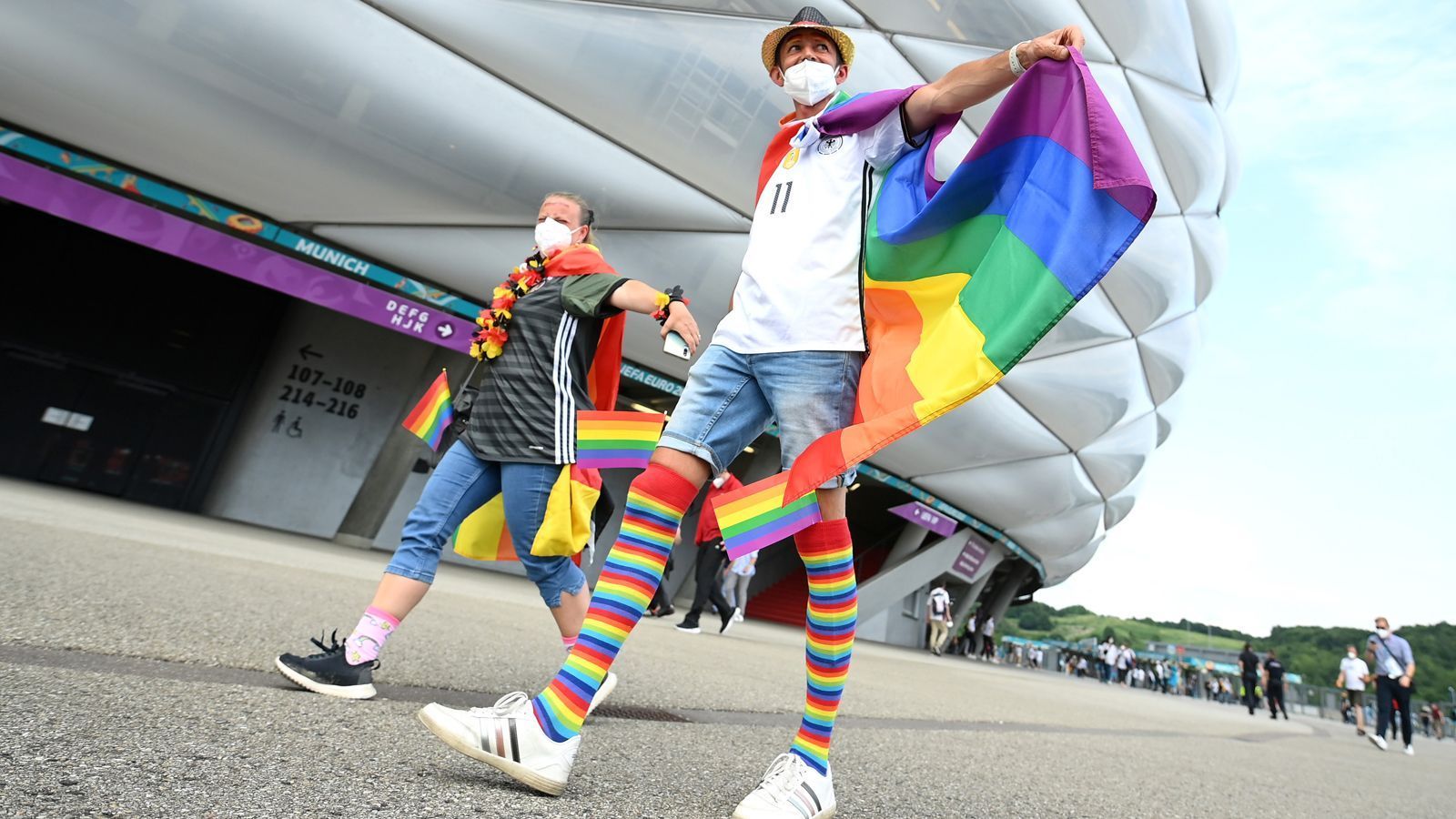 
                <strong>Regenbogen-Farben in München</strong><br>
                In München steht am 21 Uhr das letzte Vorrunden-Duell der deutschen Nationalmannschaft gegen Ungarn auf dem Programm. Nachdem die UEFA verboten hatte, die Allianz-Arena in Regenbogen-Farben leuchten zu lassen, um ein Zeichen gegen Homophobie zu setzen, richteten eben die Fans am und im Stadion selbst eine Botschaft für Toleranz und gegen Diskriminierung in Form von Kleidung bzw. Fahnen in den Regenbogen-Farben. 
              