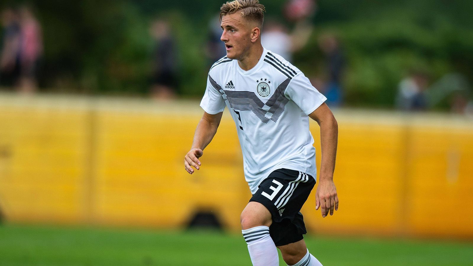 
                <strong>Alexander Lungwitz</strong><br>
                Position: AbwehrAlter: 18 JahreVerein: FC Bayern MünchenU19-Länderspiele: 4/0 ToreProfispiele: Noch keine Bundesliga- oder Zweitligaspiele
              