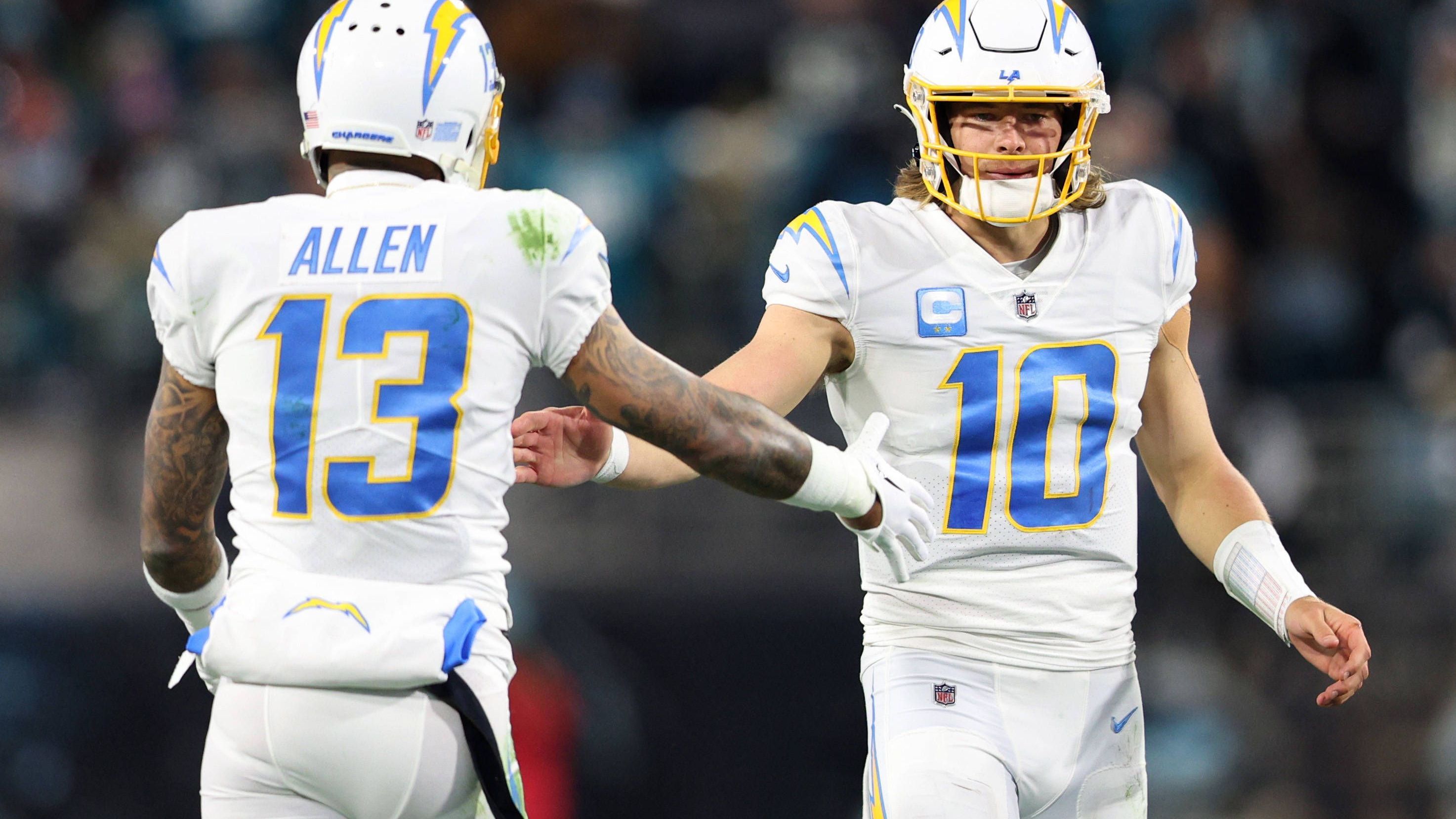 <strong>Miami Dolphins at Los Angeles Chargers - Tipp: Chargers&nbsp;</strong><br>Es ist eines von nur zwei Spielen in Week 1, in dem zwei Playoff-Teams der vergangenen Saison aufeinandertreffen. Beide Mannschaften brillieren mit einer explosiven Offense, und auch beim Saisonauftakt werden die Angriffsreihen dominieren. Unser Tipp: Es wird das Spiel mit den meisten Punkten - am Ende hat Justin Herbert im Duell gegen Tua Tagovailoa die Nase vorn.