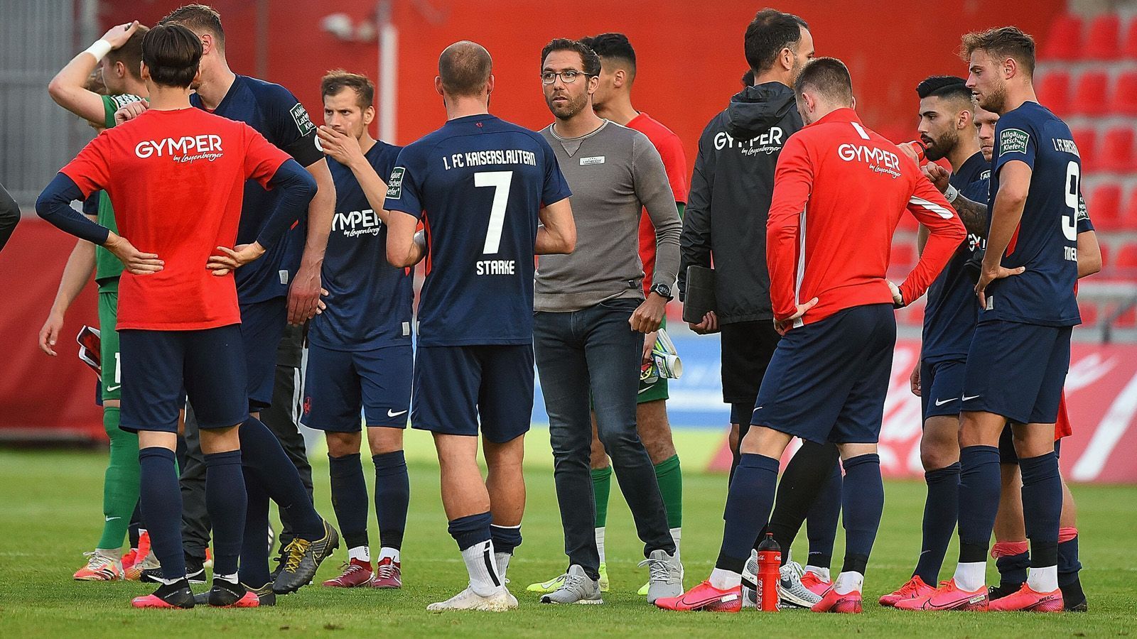 
                <strong>1. FC Kaiserslautern (3. Liga)</strong><br>
                Wir bleiben in der 3. Liga und kommen zum 1. FC Kaiserslautern. Die Pfälzer stehen sportlich ebenfalls nicht am Abgrund, sondern im Mittelfeld der Drittliga-Tabelle. Doch finanziell steht der FCK auf sehr wackeligen Beinen, musste deshalb Mitte Juni einen Insolvenzantrag stellen. "Ziel des Verfahrens ist es, zügig die wirtschaftliche Leistungsfähigkeit wiederherzustellen", sagte Lauterns Geschäftsführer Soeren Oliver Voigt. Der Schuldenstand des einstigen Bundesliga-Klubs soll ungefähr 24 Millionen Euro betragen, für die Lizenz in der kommenden Spielzeit dürften 15 Millionen Euro benötigt werden. Laut Aufsichtsratsvorsitzendem Jörg E. Wilhelm soll ein Geldgeber aus dem Ausland möglicherweise zur finanziellen Rettung des Traditionsvereins beitragen. "Es gibt einen Investor, der bereit ist, signifikant zu investieren. Es gibt ein verbindliches Angebot, das der Verein annehmen kann", sagte Wilhelm dem "SWR", "dieser Investor hat langfristig das Ziel, den FCK wieder dahin zu führen, wo er herkam". Damit meint Wilhelm ganz klar die Bundesliga, dort spielte der FCK zuletzt in der Saison 2011/12.
              