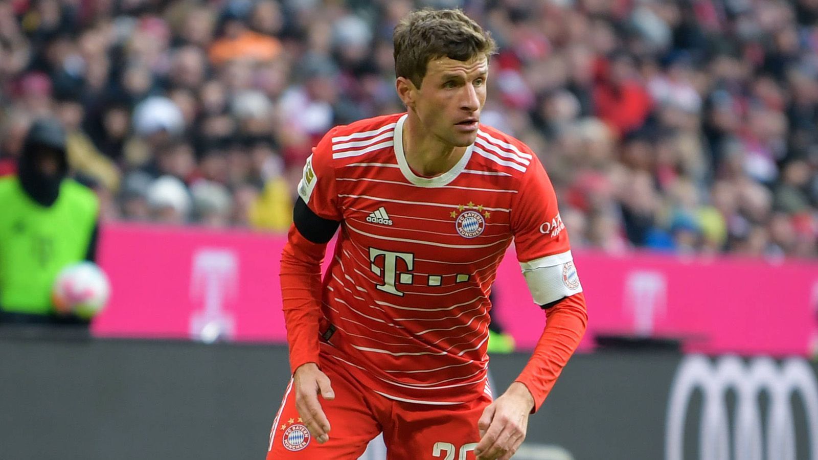 
                <strong>Thomas Müller (FC Bayern München)</strong><br>
                Kommt eine Viertelstunde vor Schluss für Choupo-Moting. Fügt sich gut ein, führt wichtige Zweikämpfe und reibt sich auf. ran-Note: 3
              