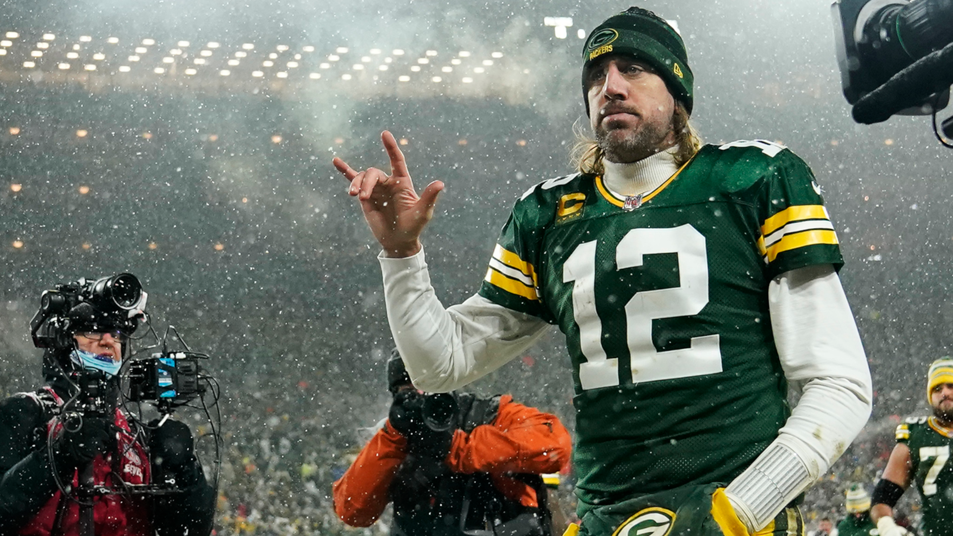 
                <strong>Saison 2021: Divisional Round</strong><br>
                In seinem vielleicht letzten Versuch, mit den Packers die 49ers in den Playoffs zu bezwingen, brachte er 20 von 29 Pässen an den Mann für insgesamt 225 Yards Raumgewinn. Am einzigen Touchdown war er nicht direkt beteiligt. Der gebürtige Kalifornier gibt zu, dass er nicht annähernd mit diesem Saisonende gerechnet hätte: "Das ist sicher ein bisschen schockierend. Ich hatte darauf gehofft, ein nettes Wochenende im Hinblick auf das NFC Championship Game zu haben, die weitere Zeit bis dahin zu genießen und dann über einige Dinge nachzudenken. Also habe ich den Moment noch gar nicht richtig verdaut."
              