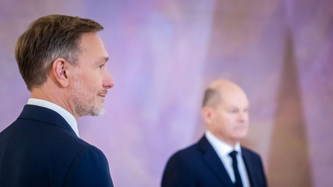 Bundeskanzler Olaf Scholz (r., SPD) und Christian Lindner (FDP), ehemaliger Bundesminister der Finanzen, nebeneinander im Schloss Bellevue.