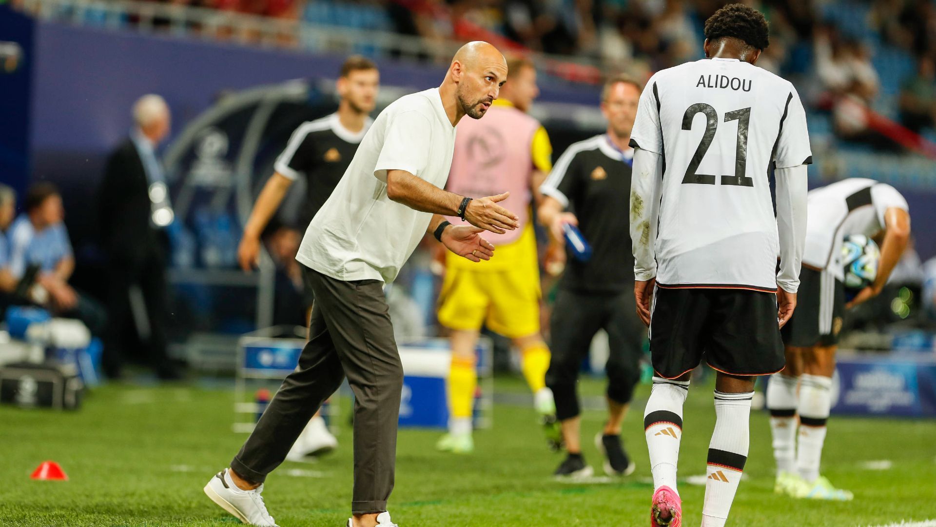 
                <strong>Das Zeugnis der deutschen Spieler bei der U21-EM</strong><br>
                Die deutsche U21 geht bei der EM in Georgien und Rumänien (Alle Spiele live in Sat.1, auf ProSieben MAXX, Joyn, ran.de und in der ran-App) in der Gruppenphase unter und scheidet im Vergleich mit Israel, Tschechien und England als Letzter aus. Eine herbe Enttäuschung für die Mannschaft von Trainer Antonio Di Salvo. Wir benoten alle DFB-Stars.
              