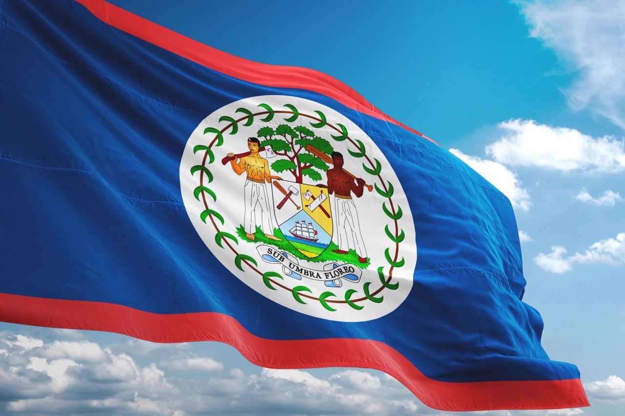 Den Weltrekord für die bunteste Fahne der Welt hält das mittelamerikanische Land Belize - mit zwölf verschiedenen Farben. 