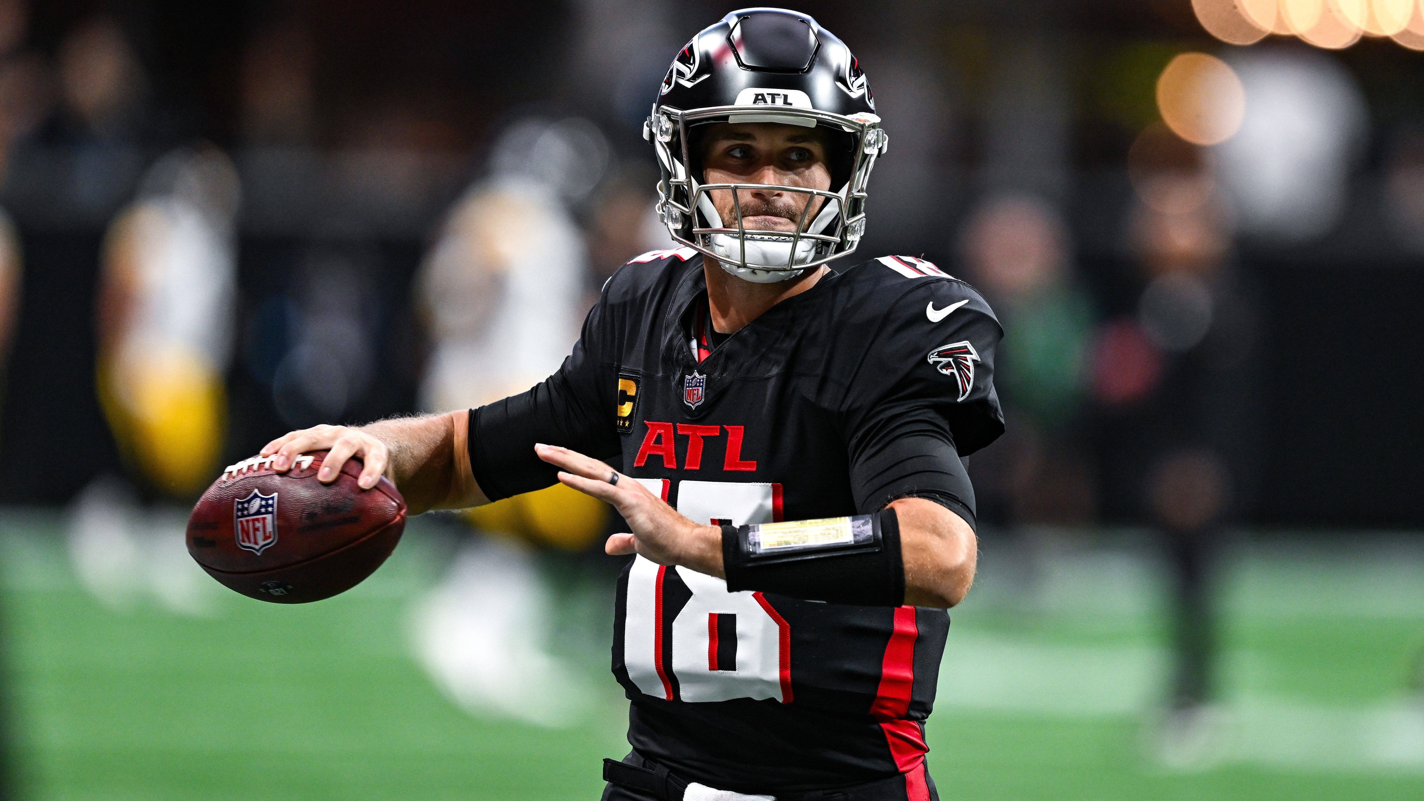 <strong>Atlanta Falcons<br></strong>Routinier Kirk Cousins ist der unumstrittene Starter bei den Falcons, nicht umsonst unterschrieb er in der Offseason einen Monster-Vertrag über vier Jahre und 180 Millionen Dollar. Rookie Michael Penix Jr. ist sein Backup, im Practice Squad befindet sich zudem Nathan Peterman.<br>• Starter: Kirk Cousins (im Bild)<br>• Backup: Michael Penix Jr., Nathan Peterman