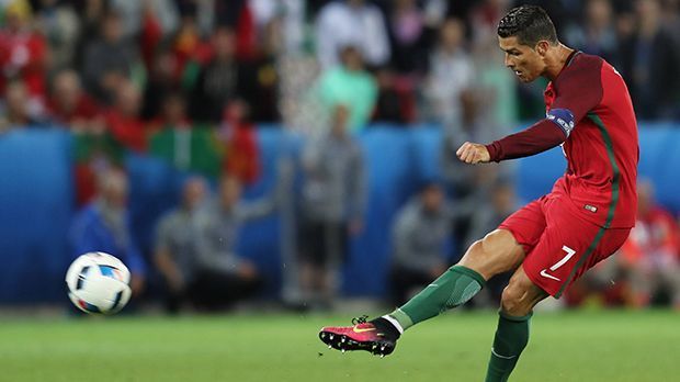 
                <strong>Cristiano Ronaldo: Schlechtester Freistoß-Schütze</strong><br>
                Schlechteste Freistoß-Quote: Laut dem Sportdatendienst "Opta" ist Cristiano Ronaldo der schlechteste Freistoß-Schütze bei Europa- und Weltmeisterschaften. In bislang 41 Versuchen bei sieben Großturnieren gelang dem Star von Real Madrid nicht ein Tor. Nur zehn der Schüsse kamen überhaupt aufs Tor. Der Rest landete entweder in der Mauer oder flüg über den Kasten.
              