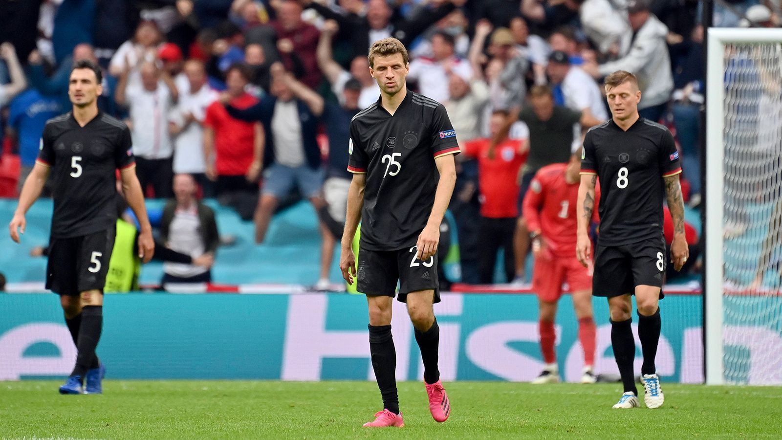 
                <strong>Europameisterschaft 2020 (2021)</strong><br>
                Nach dem Ausscheiden bei der WM 2018, wollte die Nationalmannschaft 2021 für "Wiedergutmachung" sorgen. Doch dieser Plan erwies sich schnell als schwierig. Das Auftaktspiel gegen Frankreich verlor die DFB-Elf mit 0:1. In der zweiten Partie, beim 4:2-Erfolg über Portugal, lieferte Robin Gosens eine starke Partie ab und spielte sich in die Herzen der deutschen Fans. Mit einem schwachen 2:2 gegen den Außenseiter aus Ungarn zog Deutschland knapp ins Achtelfinale ein. Dort behielt England die Oberhand. Die 0:2-Niederlage gegen die "Three Lions" war die letzte Partie von Joachim Löw als Bundestrainer. Sein Nachfolger wurde Ex-Bayern-Coach Hansi Flick.
              