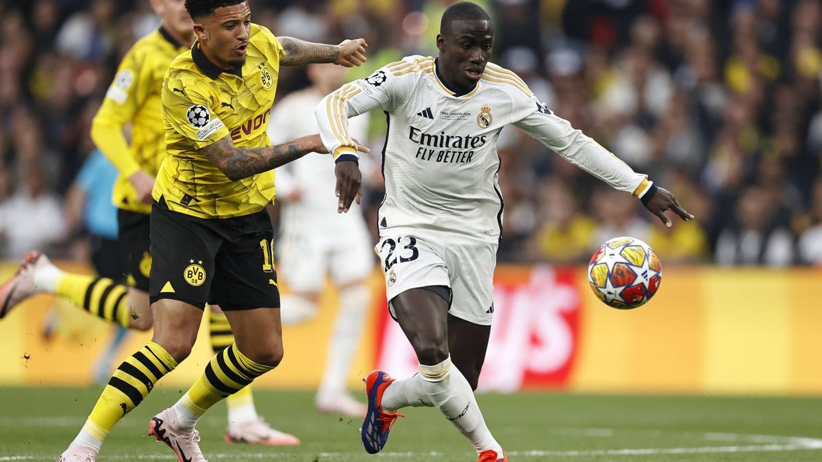 LONDON - (l-r) Jadon Sancho of Borussia Dortmund, Ferland Mendy of Real Madrid during the UEFA Champions League Final between Borussia Dortmund and Real Madrid at Wembley Stadium on June 1, 2024 in...