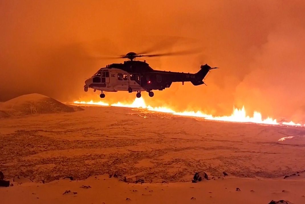 Dieses von der isländischen Küstenwache zur Verfügung gestellte Videostandbild zeigt einen Hubschrauber, der bei sich bei Grindavik der Magma nähert.