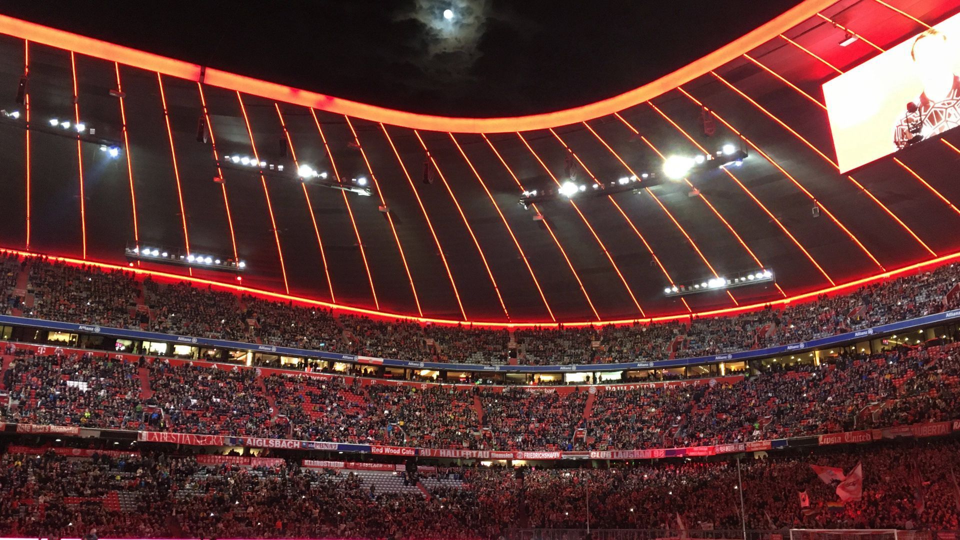 
                <strong>Platz 12 - Allianz Arena (FC Bayern München)</strong><br>
                Davor schon reiht sich die Allianz Arena in München ein. Sie ist zwar immer ausverkauft und hat auch gute Werte in Sachen Barrierefreiheit. Dafür wird bei Speis und Trank ordentlich abkassiert. Mit 5,50 Euro für einen halben Liter Bier und 5 Euro für eine Bratwurst ist die Allianz Arena in beiden Kategorien traurige Spitzenreiterin.
              