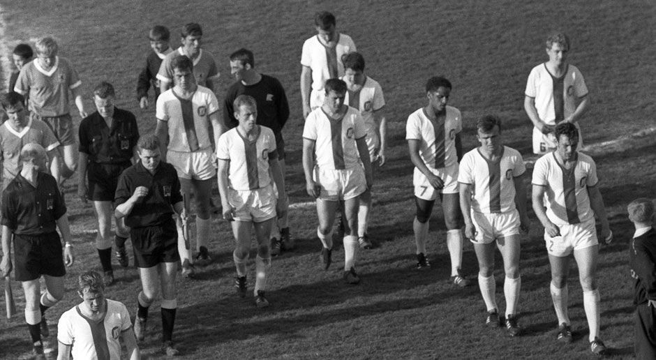 
                <strong>Karlsruher SC (1968)</strong><br>
                1965 als Vorletzter nur von der Aufstockung auf 18 Klubs gerettet, geht es für die Badener 1968 als Letzter runter. Nach 18 Jahren als Fahrstuhlmannschaft folgen goldene Jahre unter Winnie Schäfer. 2007-09 bisher letztes Bundesliga-Intermezzo, nun Relegation zur 2. Liga. 
              