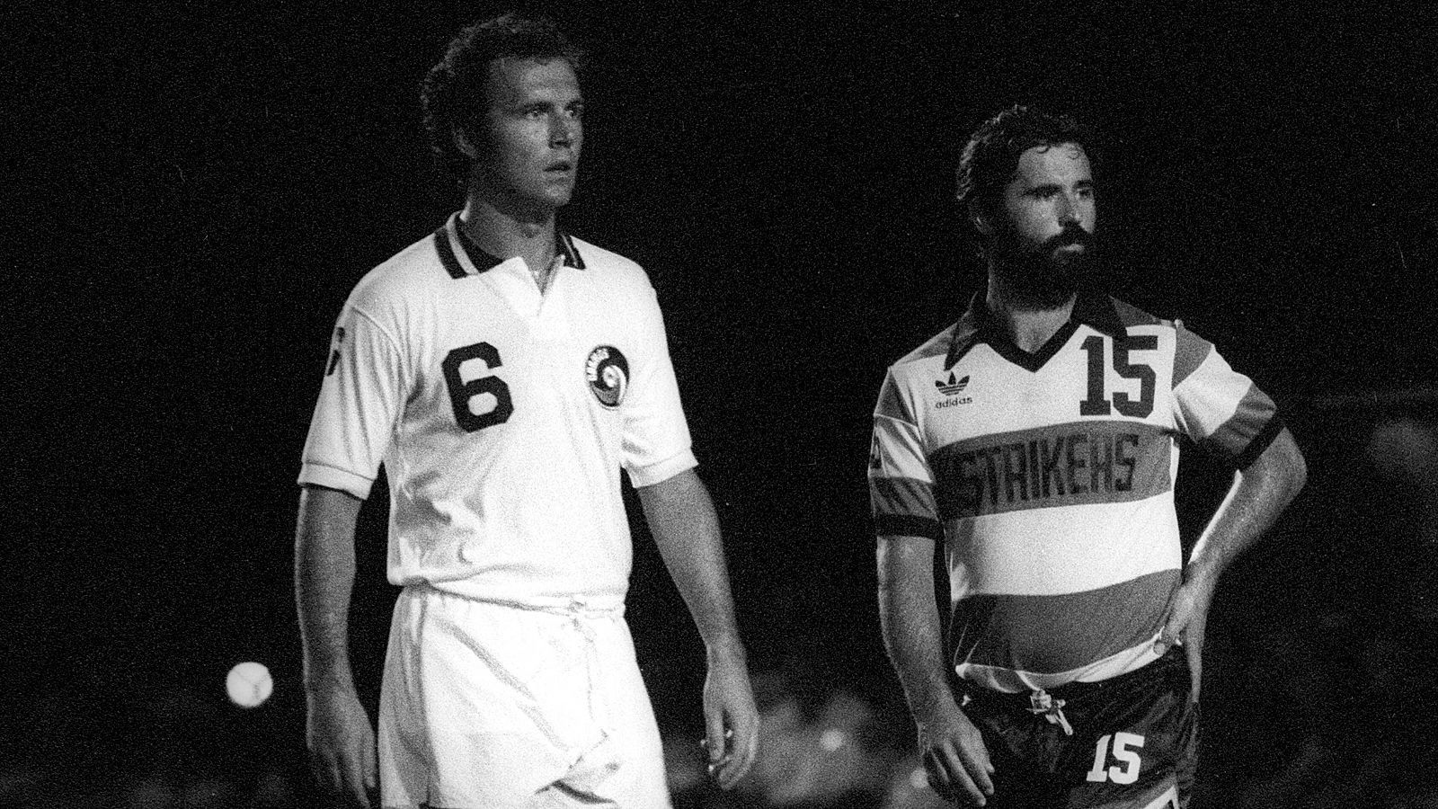 
                <strong>Franz Beckenbauer</strong><br>
                Der "Kaiser" Franz Beckenbauer (li.) machte zum Ende seiner Karriere noch einmal Halt in New York. 1982 wechselte der damals 36-Jährige für ein Jahr zu New York Cosmos und war das prominente Aushängeschild des Klubs, der Jahre zuvor schon das brasilianische Fußball-Idol Pele verpflichtet hatte. Für Beckenbauer war New York die letzte Station seiner Laufbahn, wie auch für seinen früheren Bayern-Kumpel Gerd Müller (re.) die Fort Lauderdale Strikers. 
              