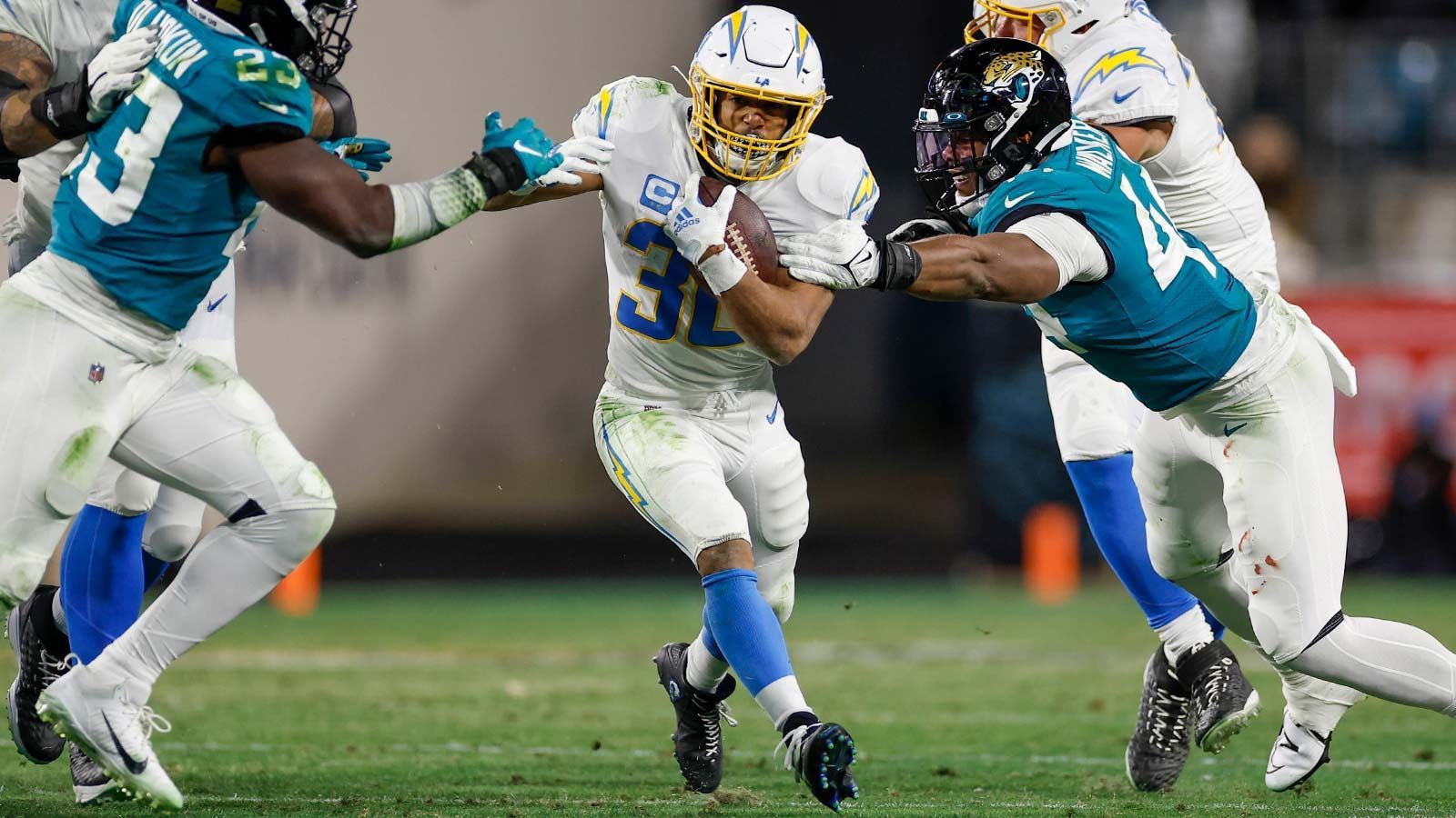 
                <strong>Los Angeles Chargers – Running Back</strong><br>
                Die Baustelle Wide Receiver konnten die Los Angeles Chargers im Draft mit der Auswahl von Quentin Johnston angehen, dafür droht aber ein Loch auf der Running-Back-Position. Starter Austin Ekeler bat auf der Suche nach einem neuen Vertrag um Wechselfreigabe, was das Team erlaubte. Auch wenn bisher noch nichts von einem baldigen Trade zu hören ist, scheint es unwahrscheinlich, dass der Routinier nochmal für die Chargers aufläuft. Der Abgang des Routiniers mit dem bisherigen Kader wäre nur schwer zu kompensieren. Insbesondere weil er nicht nur am Boden, sondern auch als Anspielstation gefährlich ist.
              