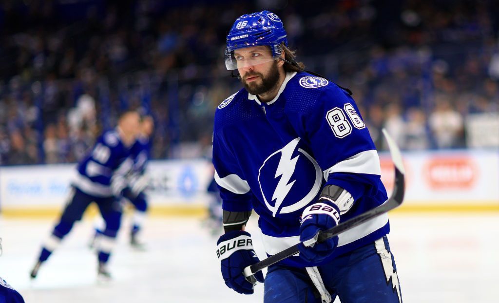 
                <strong>Platz 1: Tampa Bay Lightning</strong><br>
                Tampa Bay verfügt über eine sichere Verteidigung und lässt in den Playoffs durchschnittlich nur 2,45 Gegentore zu. Dies ist der beste Wert der verbleibenden Teams. Torwart Andrei Wasilewski gewann vergangene Saison die Conn Smythe Trophy als MVP der Playoffs. Der offensivstärkste Spieler bei Tampa Bay ist in den Playoffs Nikita Kutscherow (Foto) mit 15 Scorerpunkten, auch Kapitän Steven Stamkos ist brandgefährlich. Victor Hedman zählt mit zehn Scorerpunkten zu den vier besten Offensiv-Verteidigern der Playoffs. Nicht zuletzt weil dieses Team weiß, wie der Stanley Cup gewonnen wird, ist Tampa Bay der Top-Favorit.
              