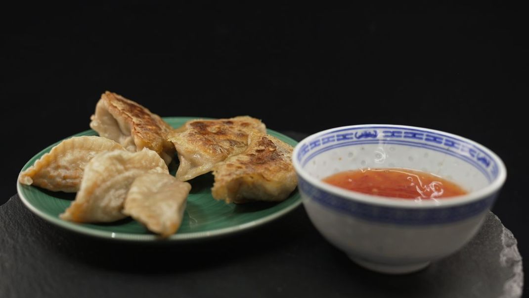 In Dumplings kann so ziemlich alles rein, was schmeckt. Wir zeigen dir ein Rezept mit Hackfleisch und Lauch.