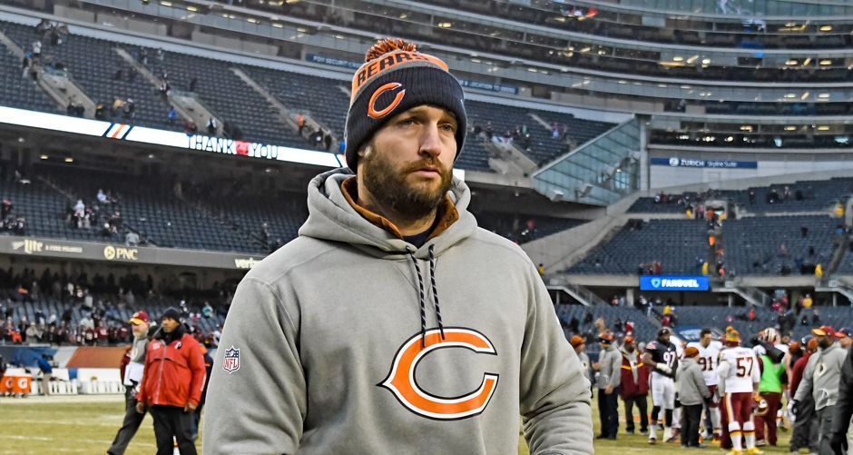 
                <strong>Was wird aus Jay Cutler?</strong><br>
                Verletzungen bestimmten die Saison von Jay Cutler bei den Chicago Bears. Ob der bald 34 Jahre alte Quarterback seine Topform wieder findet, ist fraglich. Angesichts eines Gehalts zwischen 12,5 und 15 Millionen Dollar in der kommenden Spielzeit sollen die Bears einem Trade nicht abgeneigt sein. Laut NFL-Insider Jason Cole kommen vor allem die San Francisco 49ers als Abnehmer in Frage. Zwischen dem neuen 49ers-Head-Coach Kyle Shanahan und Cutler besteht eine enge Verbindung: Im NFL-Draft 2006 wurde der Bears-Spielmacher in der ersten Runde von den Denver Broncos gepickt. Damaliger Trainer der Broncos: Mike Shanahan, Kyles Vater. Neben den 49ers haben angeblich auch die New York Jets Interesse an einer Verpflichtung Cutlers.
              