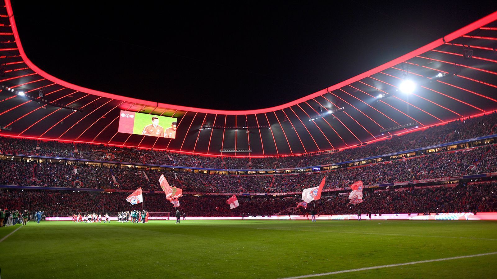 
                <strong>FC Bayern: Tausende Folienkissen und große Erlebniswelt</strong><br>
                Die Allianz Arena hat nicht nur wegen ihres einzigartigen Baustils eine hohe Strahlkraft, sondern auch aufgrund der 2.760 beleuchtbaren Folienkissen auf der Außenwand. Sogar vom Gipfel der Alpen kann man die Arena im leuchtenden Bayern-Rot erkennen. Im Inneren ziert ein riesiger LED-Ring das Stadiondach. In der Arena ist auch eine Erlebniswelt mit großem Fanshop integriert.
              