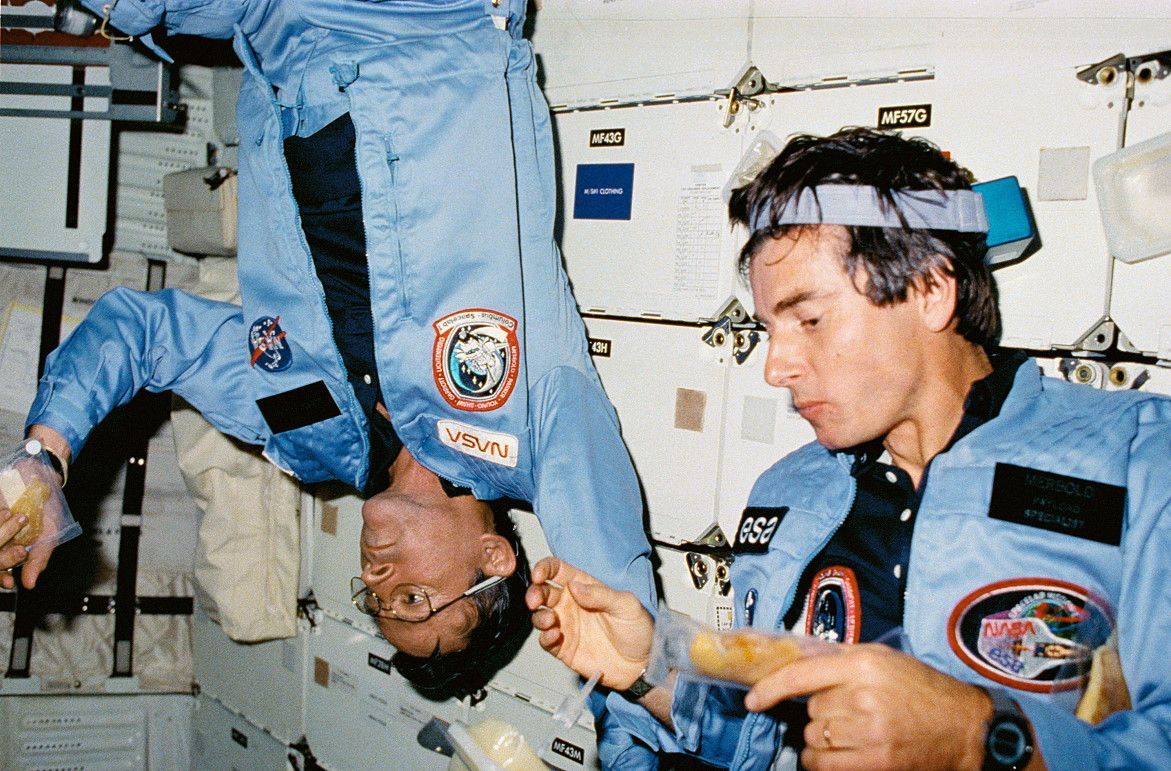 Der deutsche Astronaut Ulf Merbold (rechts) und US-Raumfahrer-Legende John Young machen Pause im All. Merbold war der erste Deutsche ... ähh ... Westdeutsche im All. Der Physiker flog 1983 als erster Nicht US-Amerikaner mit dem damals noch brandneuen Spaceshuttle, dem ersten von insgesamt 3 Raumflügen - bis heute Rekord.