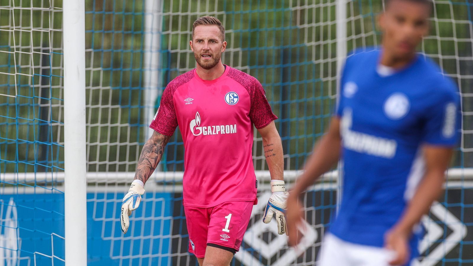 
                <strong>Kader</strong><br>
                Eigentlich sollte Ralf Fährmann gegen den HSV das Tor hüten, der Keeper fällt aber wegen eines positiven Corona-Tests aus. Schalke reagierte kurzfristig und verpflichtete den Österreicher Martin Fraisl von ADO Den Haag. Der Kader wird sich bis zum 31. August, wenn das Transferfenster schließt, sicher noch verändern. So stehen zum Beispiel "Altlasten" aus dem Abstiegsjahre wie Matija Nastasic, Omar Mascarell oder Amine Harit weiterhin auf der Verkaufsliste, auch um Geld zu sparen. Zudem sucht Ozan Kabak nach einem neuen Arbeitgeber. "Ozan hat Anfragen. Er muss die Gespräche jetzt fortsetzen und sich in eine Richtung vorpirschen", forderte Schröder. Unter dem Strich haben die Verantwortlichen bislang eine vielversprechende Mischung aus jungen Spielern und erfahrenen Routiniers gefunden. Wichtig auf Schalke: Die Identifikation mit dem Malocher-Klub Schalke muss stimmen.
              