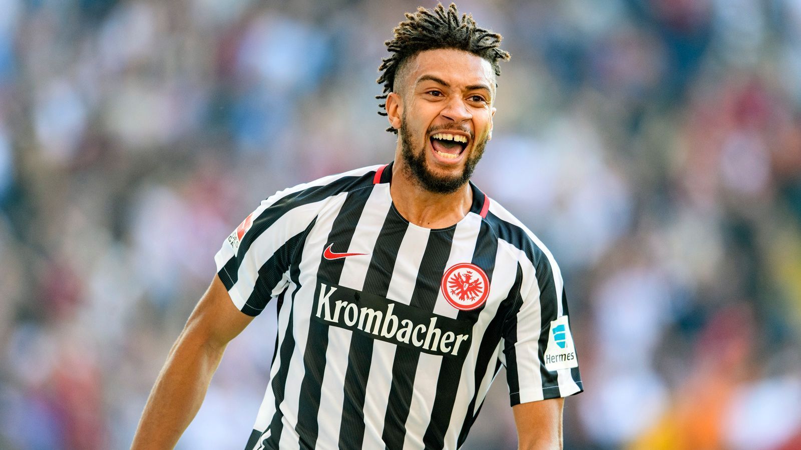 
                <strong>Michael Hector (Eintracht Frankfurt)</strong><br>
                Vor dem Beginn der Saison 2016/17 schnappte sich Eintracht Frankfurt den damaligen Chelsea-Verteidiger Michael Hector, der im Star-Ensemble der Londoner ohne Perspektive war. Bei der Eintracht konnte Hector durchaus seine Qualitäten unter Beweis stellen, kam in 27 Pflichtspielen für die Hessen zum Einsatz. Für den gebürtigen Londoner, der mittlerweile 35 Länderspiele für Jamaika bestritten hat, war die Leihe nach Frankfurt aber nicht hilfreich dabei, sich anschließend bei Chelsea zu behaupten. Vielmehr wurde Hector auch in den Jahren danach oft verliehen, ehe er Anfang 2020 fest zum FC Fulham wechselte. Mittlerweile ist dort sein Vertrag ausgelaufen und der 30-Jährig ist damit seit Anfang Juli 2022 vereinslos.
              