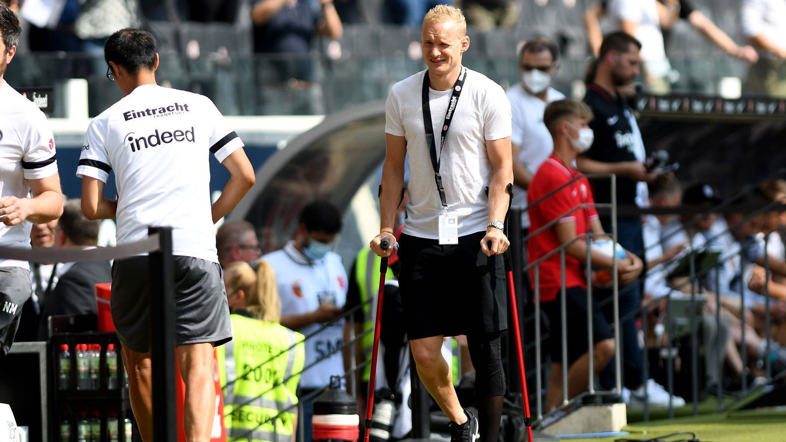 
                <strong>Eintracht Frankfurt</strong><br>
                Spannende Tage stehen Eintracht Frankfurt ins Haus. Nach dem langfristigen Ausfall von Kapitän Sebastian Rode wird nach einem Ersatz gefahndet. Hier wurde zuletzt Kevin Möhwald von Werder Bremen gehandelt. Angesichts des holprigen Saisonstarts soll aber speziell die Offensive verstärkt werden - so soll sich die Leihe von Carlos Vinicius von Benfica Lissabon anbahnen. Andererseits droht nach wie vor der Abgang von Filip Kostic, auch Evan Ndicka scheint begehrt zu sein, weitere Wechselkandidaten sind Steven Zuber und der zuletzt an Schalke 04 verliehene Goncalo Pacencia.
              