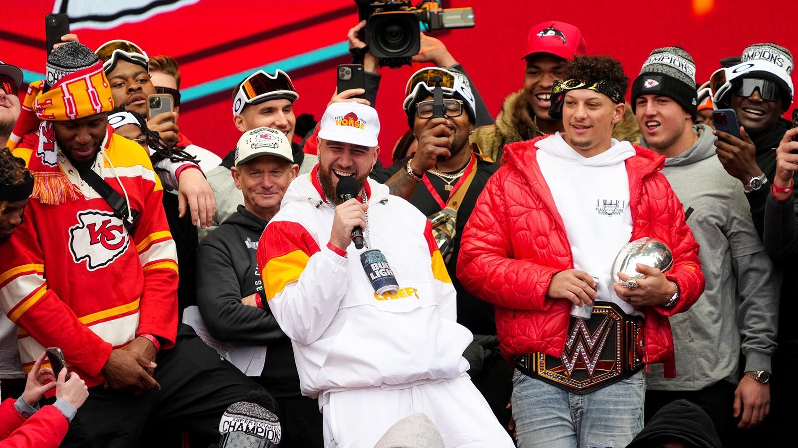 
                <strong>Wer lacht am lautesten?</strong><br>
                Immer für einen Scherz zu haben und ganz vorne bei der Party dabei: Travis Kelce. 
              