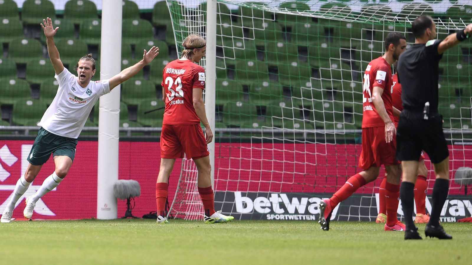 
                <strong>Pro Werder Bremen: Formkurve nach Zwangspause</strong><br>
                Auch der Blick auf die Tabelle seit dem Restart ohne Fans dürfte den Bremern Mut machen. In zehn Partien inklusive des mit 0:3 verlorenen Nachholspiels gegen Eintracht Frankfurt holte der viermalige Deutsche Meister dank vier Siegen und einem Unentschieden 13 Punkte - das macht in dieser Sondertabelle Rang neun. Heidenheim holte in den neun Begegnungen nach der Zwangspause 14 Zähler, was hinter den punktgleichen Sandhäusern nur der sechstbeste Wert in der 2. Liga war.
              