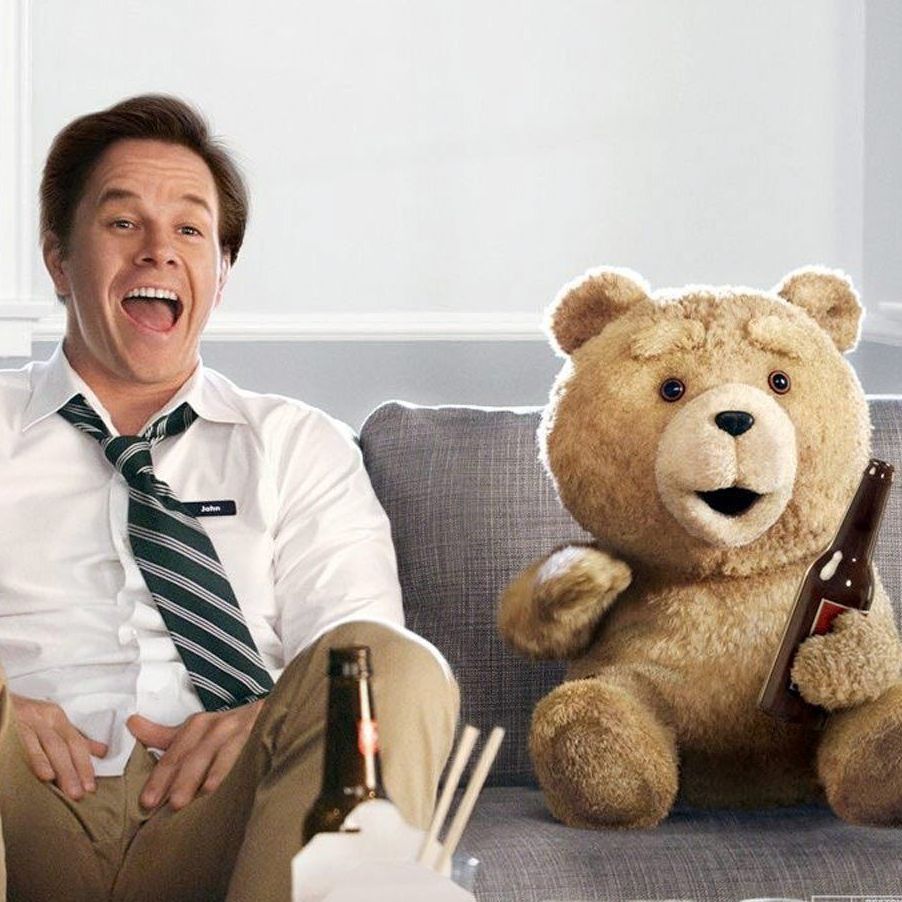 Filmposter des Erfolgsfilms "Ted". Mark Wahlberg und Ted sitzen mit Fastfood und Bier auf der Couch und schauen fernn.
