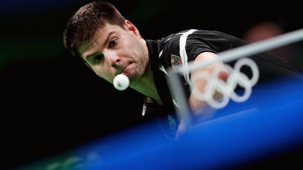 
                <strong>Längster Tischtennis-Satz der Olympia-Geschichte: Dimitrij Ovtcharov</strong><br>
                Längster Tischtennis-Satz der Olympia-Geschichte: Der deutsche Dimitrij Ovtcharov wird sein Achtelfinal-Spiel gegen den Slowenen Bojan Tokic wohl nicht so schnell vergessen - oder besser gesagt: den ersten Satz! Der ging über 30 Minuten lang. Weil keiner der Kontrahenten den benötigten Zwei-Punkte-Vorsprung herauszuspielen konnte, mussten Tokic und Ovtcharov bis zum 33:31 weiterspielen. Nach dem historischen Satzgewinn hatte der Slowene nicht mehr viel zu bieten. So siegte Ovtcharov mit 4:1-Sätzen.
              