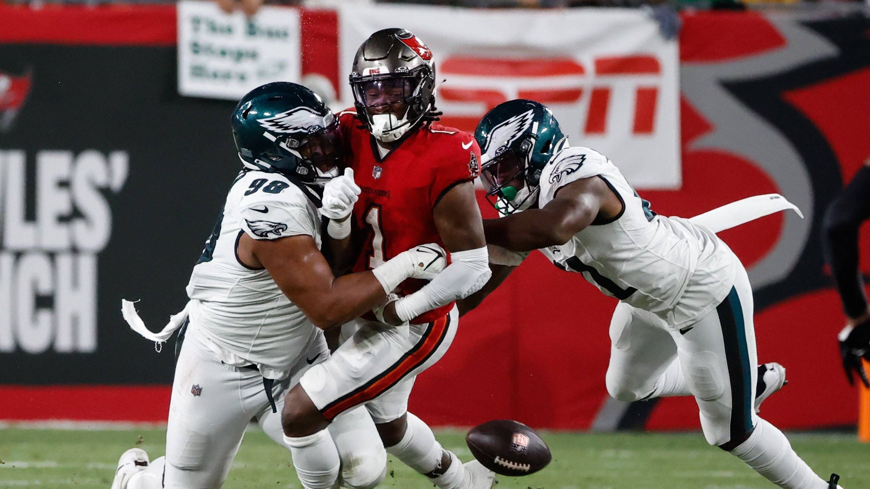 <strong>Philadelphia Eagles: Linebacker</strong><br>Bei den Eagles fehlt Nakobe Dean verletzt. Dementsprechend sind sie auf der Linebacker-Position sehr dünn besetzt. Die starke Defensive Line kann das zwar bisher gut ausgleichen, wenn allerdings die Power-Offenses der Liga kommen, könnte es zum Problem werden für das sonst sehr starke Eagles-Team.