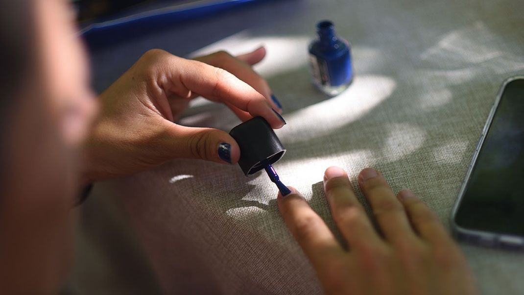 Ein royaler Nagellack-Trend – welche Farbnuancen bei der Blue Nail Polish zum Einsatz kommen, verraten wir euch im Beauty-Artikel.