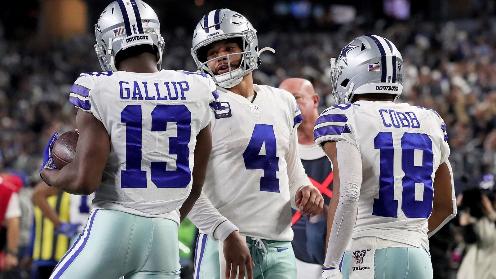 
                <strong>Passing Offense: Dallas Cowboys</strong><br>
                Bei ihrem am Ende wertlosen 38:17-Erfolg über die Washington Redskins konnten die Dallas Cowboys vor allem durch eine starke Pass-Offensive glänzen. So gelang dem Team von Head Coach Jason Garrett 294 Passing Yards bei insgesamt 517 Yards Raumgewinn. Für diesen starken Wert waren insbesondere Quarterback Dak Prescott und Wide Receiver Michael Gallup verantwortlich.Gesamtpunktzahl: 36
              