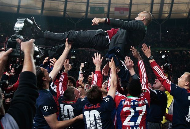 
                <strong>Zehntes Double: So feiern die Bayern</strong><br>
                "Pep lebe hoch" - ein Signal von der Mannschaft: Trainer und Spieler stehen als Einheit zusammen.
              