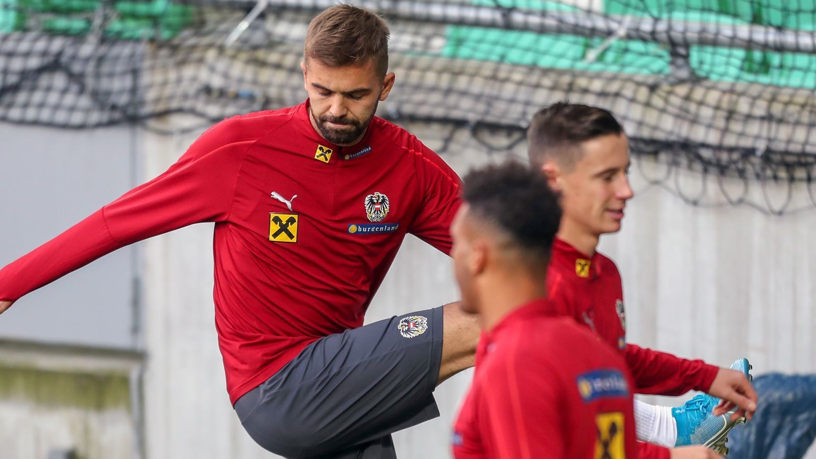 
                <strong>Lukas Hinterseer (Hamburger SV)</strong><br>
                Mit der 2. Bundesliga hat Lukas Hinterseer schon seit Jahren sein bewährtes, sportliches Jagdrevier gefunden. Zuvor in Bochum und jetzt beim Hamburger SV beweist der 28-Jährige regelmäßig seine Torgefahr. Nach dem Karriereende von Marc Janko im Sommer 2019 nimmt der Tiroler Hinterseer dessen Rolle als Stürmer-Backup im ÖFB-Team ein. Für einen Einsatz in der EM-Qualifikation reicht es für den gebürtigen Kitzbüheler in den ersten neun Spielen dann aber doch nicht. Sein bislang letztes von zwölf Länderspielen bestreitet der 1,92-Meter-Hüne somit im November 2016.
              