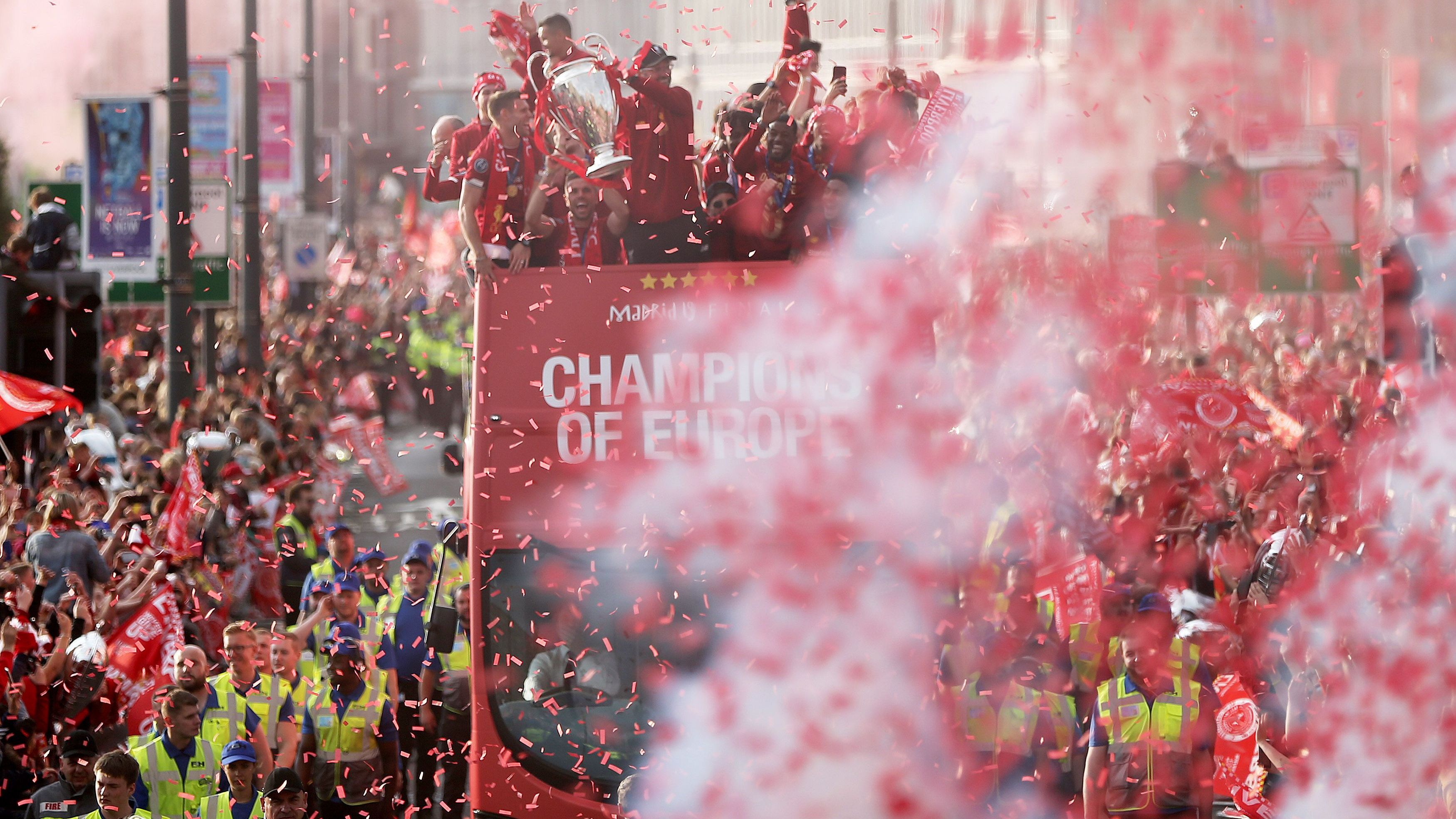 <strong>FC Liverpool: Champions-League-Sieger 2019</strong><br>Die "Reds" waren in den vergangenen Jahrzehnten international erfolgreicher als in der Premier League. 2019 gewannen sie die Champions League unter Jürgen Klopp - und geschätzt 750.000 Fans säumten Liverpools Straßen, als die Mannschaft im offenen Bus durch die Stadt fuhr.