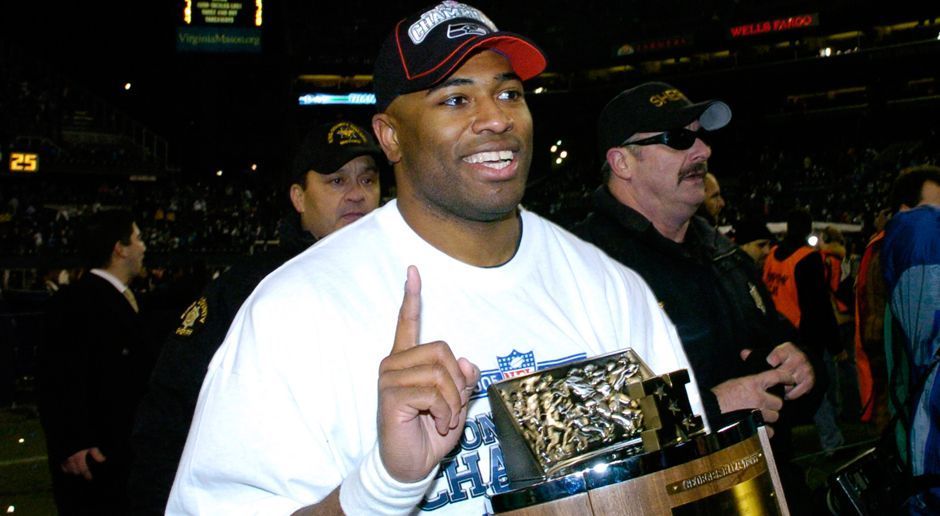 
                <strong>2005: Shaun Alexander (Seattle Seahawks)</strong><br>
                2005: Shaun Alexander (Seattle Seahawks)
              