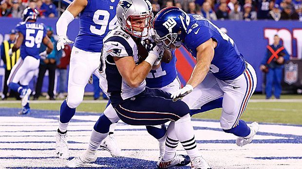 
                <strong>Patriots punkten und punkten und punkten</strong><br>
                Nicht nur dank Gostkowski sind die New England Patriots auf dem besten Weg zum Super Bowl 50. Denn auch die Offense um Tight End Scott Chandler (li.), der die "Pats" beim 27:26 bei den Giants erstmals aufs Scoreboard bringt, sucht ihresgleichen. Nach dem neunten Sieg der Saison haben Quarterback Tom Brady und Co. mittlerweile in 35 Vierteln nacheinander gepunktet - einmalig in der NFL-Historie. Schon Chandlers Touchdown Mitte des ersten Abschnitts sorgt dafür, dass sich die Indianapolis Colts und die St. Louis Rams - die einst jeweils 31 Viertel am Stück gepunktet haben - von der Bestmarke verabschieden müssen.
              