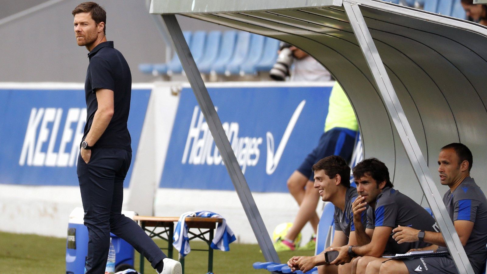 
                <strong>Neuer Gladbach-Trainer? So tickt Xabi Alonso</strong><br>
                Bis Alonso seinen Job bei den "Fohlen" antreten könnte, wird er weiterhin die zweite Mannschaft seines Heimatklubs Real Sociedad San Sebastian betreuen. In der dritte Liga Spaniens führte der einstige Mittelfeldstratege seine Mannschaft zuletzt sogar an die Tabellenspitze. Und in Spanien dürfen zweite Mannschaften von La-Liga-Klubs sogar bis in die zweithöchste Spielklasse aufsteigen. Genau mit diesem Erfolg könnte sich Alonso nun eben in Richtung Gladbach verabschieden. Im Sommer 2019 übernahm Alonso das Traineramt bei Real Sociedad B.
              