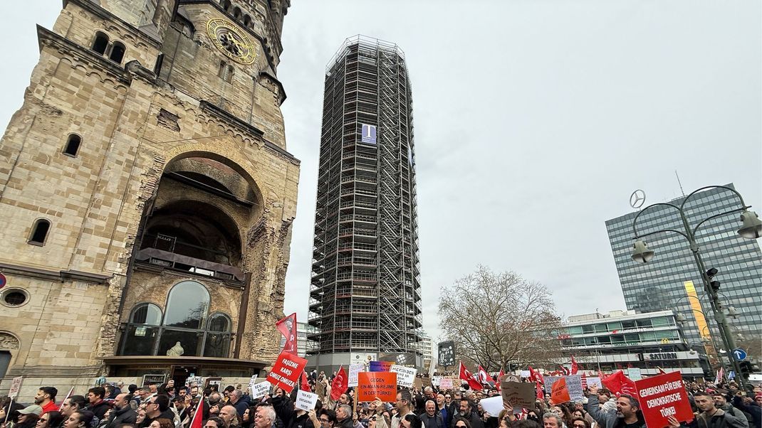 Menschen in Berlin gingen wegen der U-Haft von Imamoglu auf die Barrikaden.