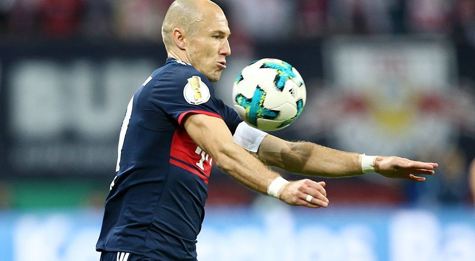 
                <strong>Arjen Robben (FC Bayern München)</strong><br>
                Arjen Robben versucht so gut es geht sein Dribbling auf dem rechten Flügel durchzusetzen. Er strahlt jedoch zu wenig Torgefahr aus. Statt selbst nach vorn zu gehen, flankt er meist zu Lewandowski oder Coman. ran-Note: 3
              