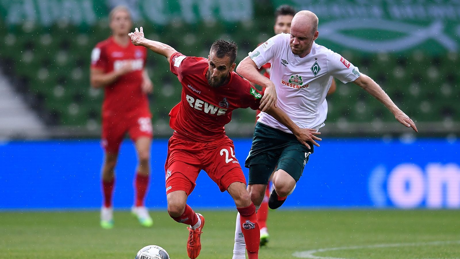 
                <strong>62. Minute: Ups! Bremen patzt und fängt das Tor</strong><br>
                Ein Lebenszeichen der Kölner, die einen Bremer Bock in deren Hintermannschaft ausnutzen. Rashicas Rückpass wird zur Vorlage für Dominick Drexler, der steuert alleine auf Pavlenka zu und schiebt ihm den Ball durch die Beine ins Tor - nur noch 1:5. Aber es bleibt dabei: Düsseldorf muss gewinnen, solange Bremen mit vier Toren Unterschied gewinnt.
              