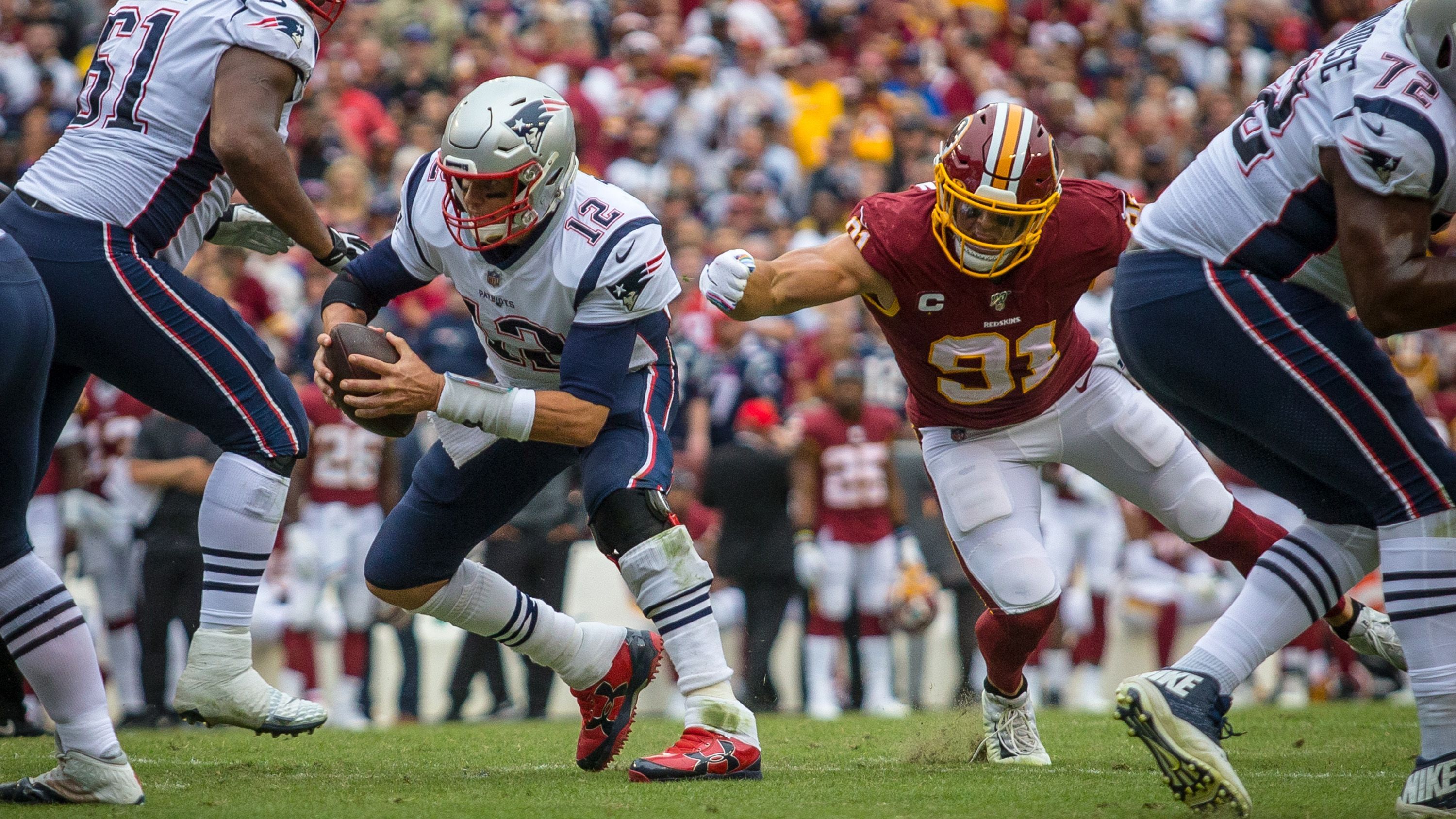 
                <strong>1.123</strong><br>
                Tom Brady war nie als großer Läufer bekannt. Und deswegen kommt er in seiner Karriere nur auf 1.123 Rushing Yards. Zum Vergleich: Lamar Jackson erlief in seiner MVP-Saison 2019 insgesamt 1.206 Rushing Yards. 
              