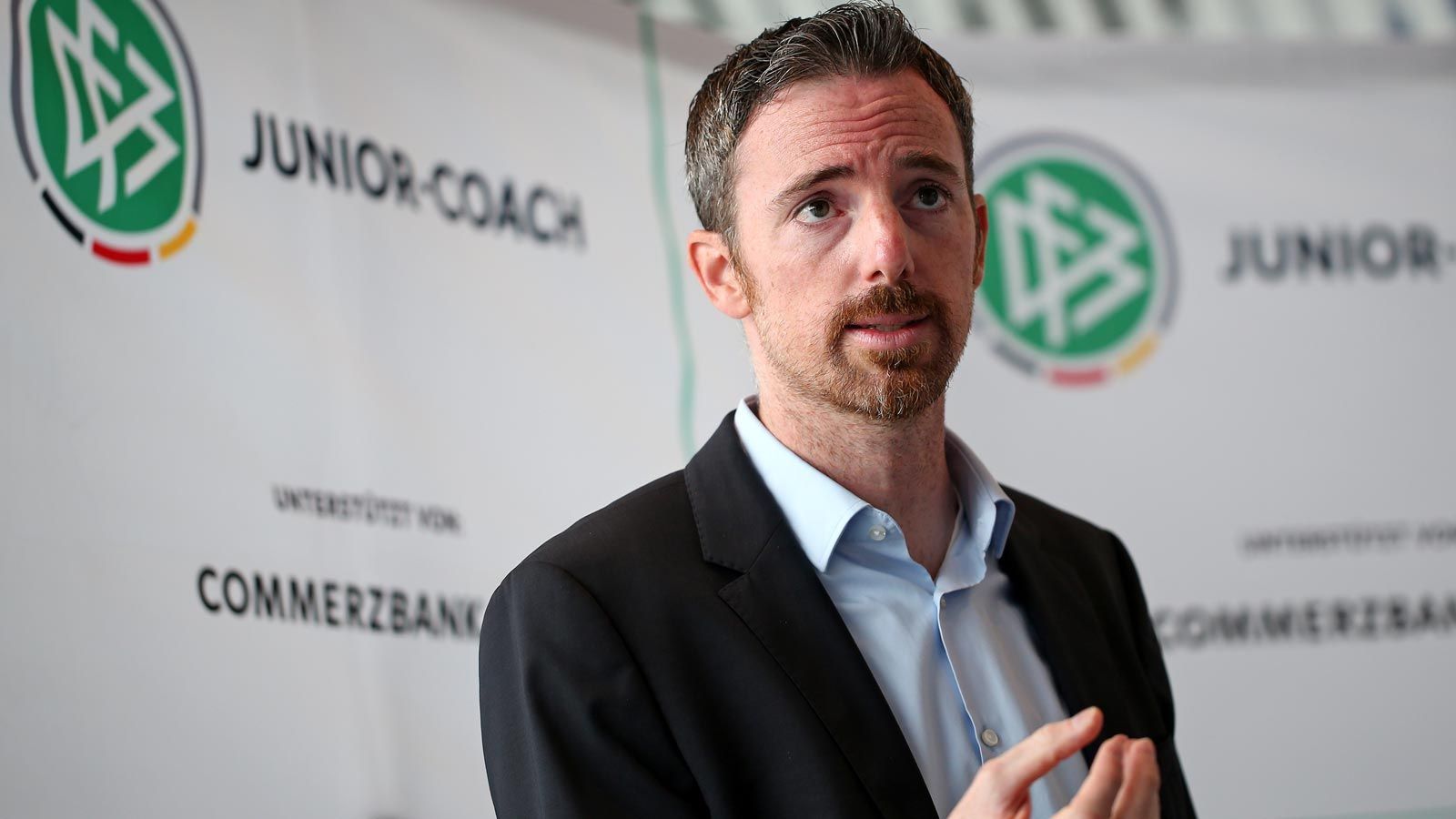 
                <strong>DFB auf Situation vorbereitet</strong><br>
                Meikel Schönweitz (Foto), Cheftrainer der deutschen U-Nationalmannschaften, sagte bereits einen Tag vor dem offiziellen Abschied von Kuntz, dass der DFB gerüstet sei: "Wir sind auf diese Situation vorbereitet, haben einen Plan B. Stefan Kuntz war uns gegenüber immer sehr ehrlich, war sehr transparent, was seine Pläne betrifft." ran stellt die Kandidaten vor, die im Rennen um die Kuntz-Nachfolge zu den Favoriten zu zählen sind.
              